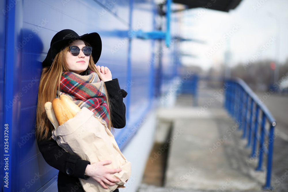Obraz premium French woman for a walk in grocery stores