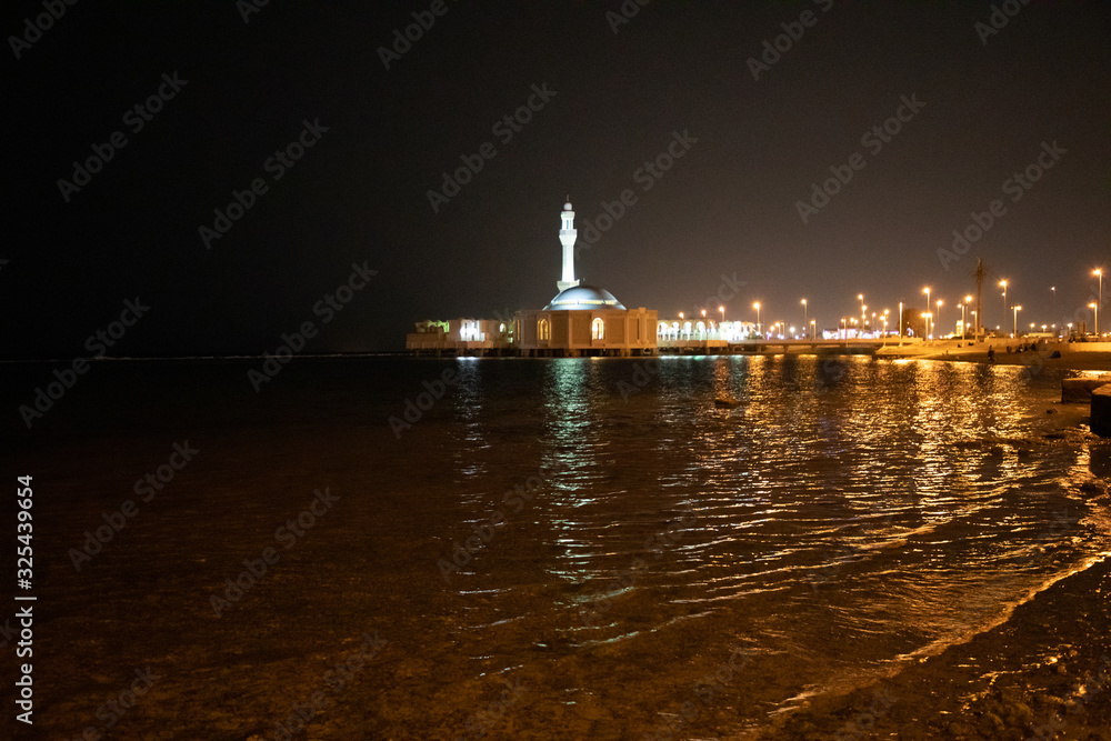 Mosquée éclairée la nuit