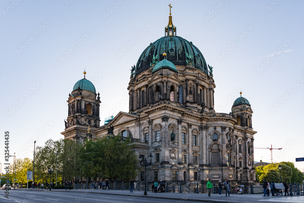 Berliner Dom am Abend im Gegenlicht von Unter den Linden gesehen