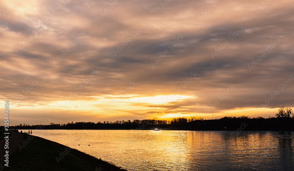 Herbstlicher Sonnenuntegang am Rhein Herbstlicher Sonnenuntegang am Rhein