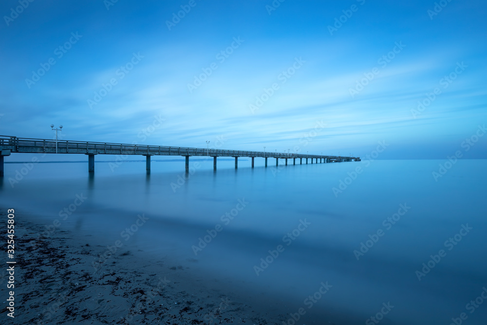 Fototapeta premium Seebrücke in Binz, Rügen, im Winter, Langzeitbelichtung