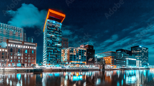 Medienhafen Düsseldorf bei Nacht