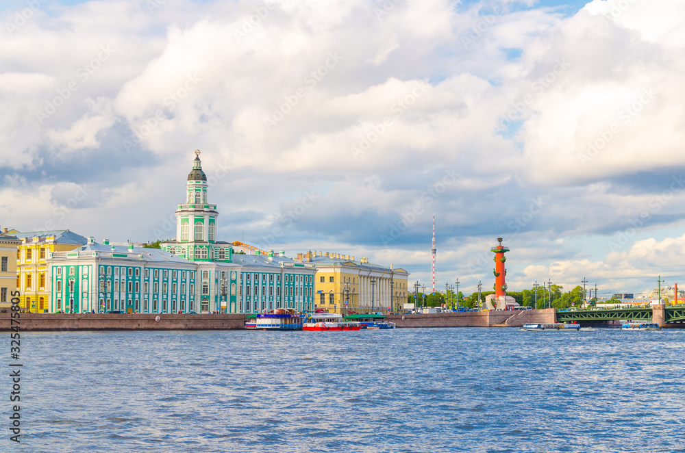 Obraz premium Cityscape of Saint Petersburg (Leningrad) city with Palace Bridge (bascule bridge) across Neva river, Kunstkamera building, Rostral Columns on Strelka Arrow of Vasilyevsky Island, Russia