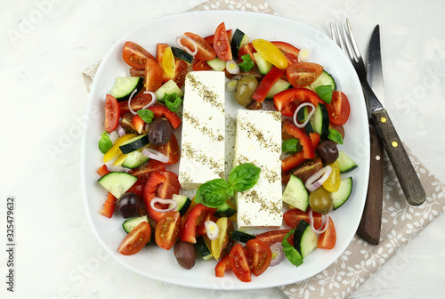 Concetto di cucina greca. Piatto con insalata di verdure fresche e formaggio feta. Vista dall'alto