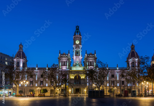 Das Rathaus (Auyntamiento) in Valencia in der Blauen Stunde; Spanien