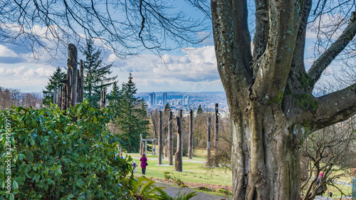 Foto Family outing to Burnaby Mountain Park on a bright but blustery winter day