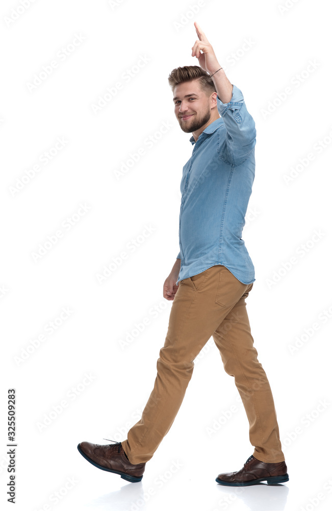 Naklejka premium Side view of a positive casual man greeting and smiling