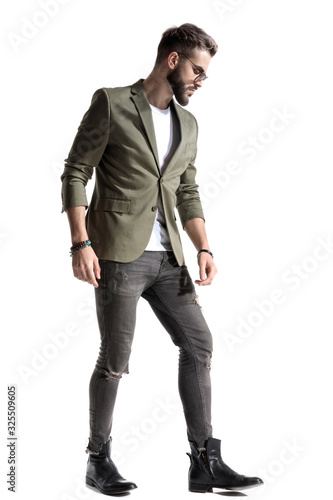 Carta da parati Side view of a pensive fashion model walking