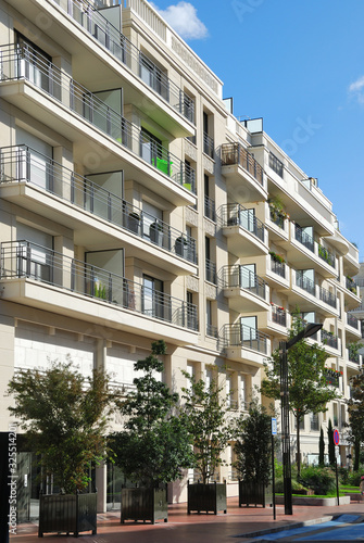 Façade d'un immeuble neuf à Levallois-Perret (92), France