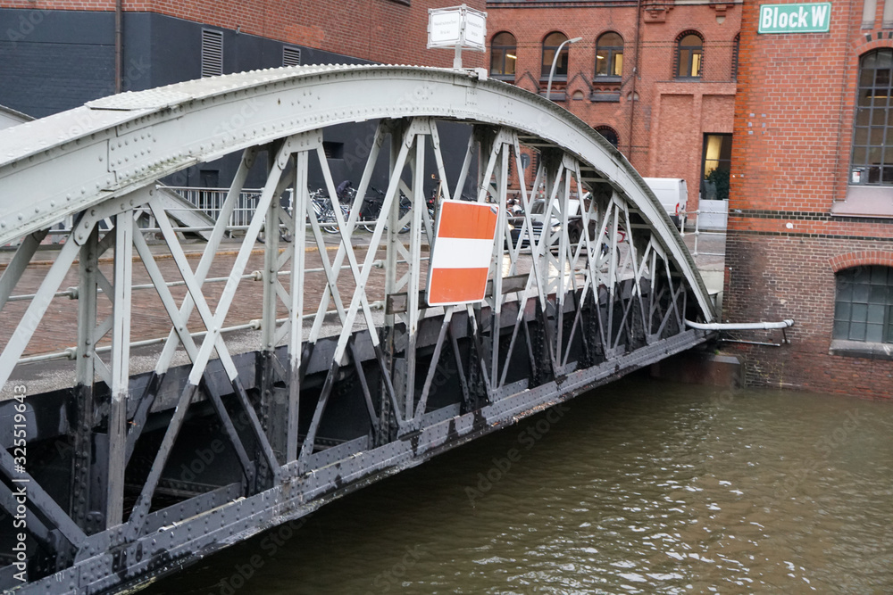 Obraz premium Brücke bei Sturmflut