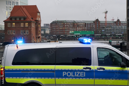 Polizei bei Sturmflut in der Hafencity