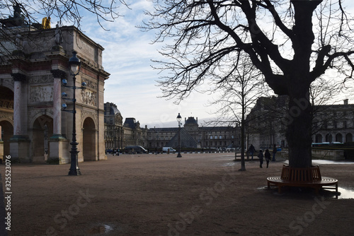 Paris, France : l'entrée du jardin des Tuileries et l'arc de triomphe du Carrousel. © Georges Blond