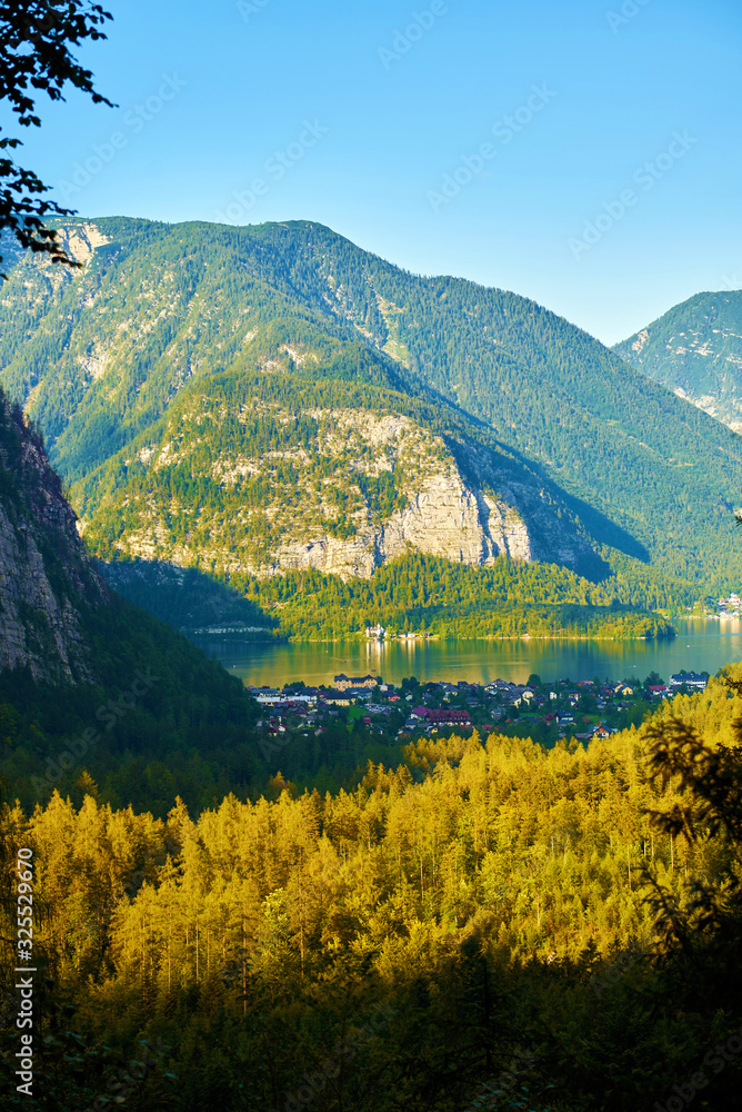 Obraz premium Unique view of famous Hallstatt mountain village in the Austrian Alps. Salzkammergut region, Hallstatt, Austria.