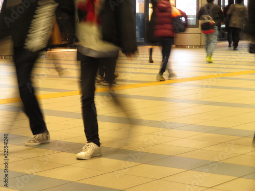 駅の通路を足早に歩く通勤者や旅行者 © Tammyiho
