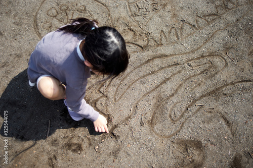 子供・幼児・砂にお絵かき