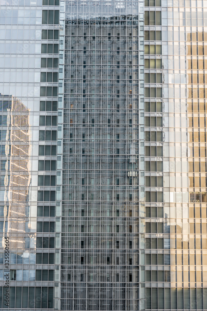 夕方の東京都中央区八重洲の高層ビル