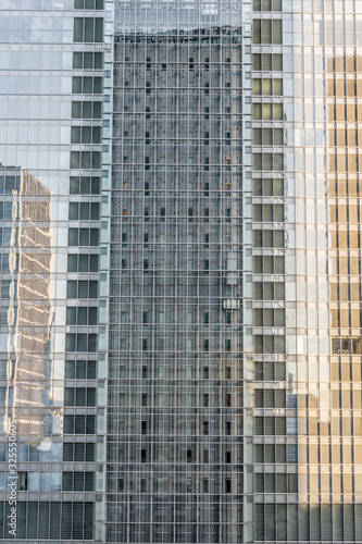 夕方の東京都中央区八重洲の高層ビル