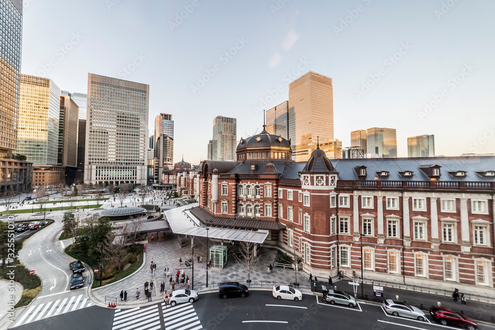 夕方の東京都千代田区丸ノ内の東京駅と高層ビル群