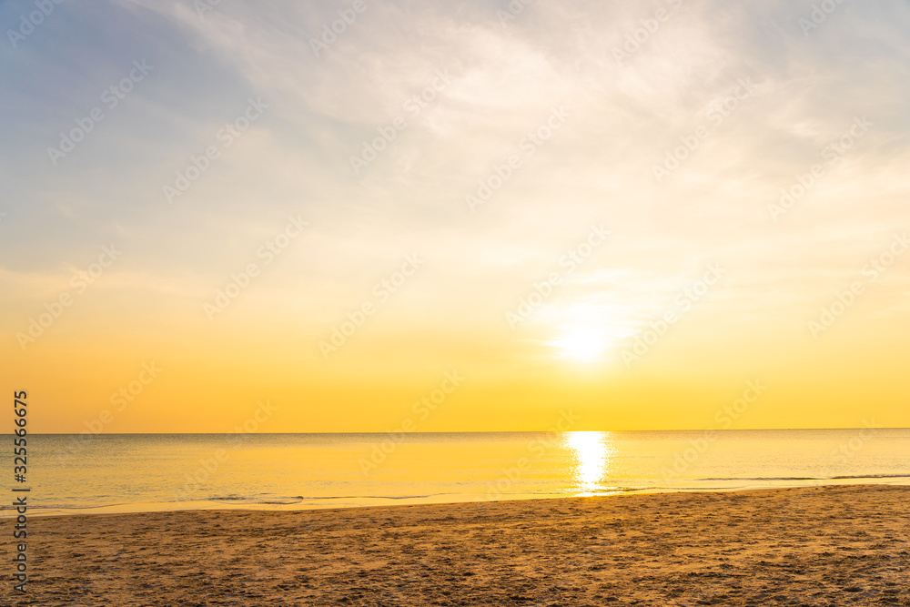 Fototapeta premium Beautiful tropical nature beach sea ocean at sunset or sunrise