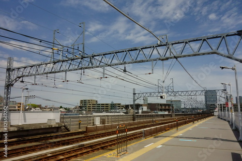 駅構内のプラットホームからの絵画的な線路の風景
