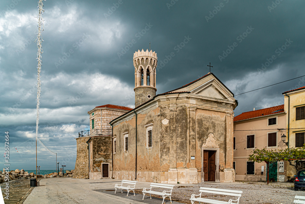 Obraz premium Church of Mary Healing or Cerkev Marije Zdravja in Piran, Slovenia