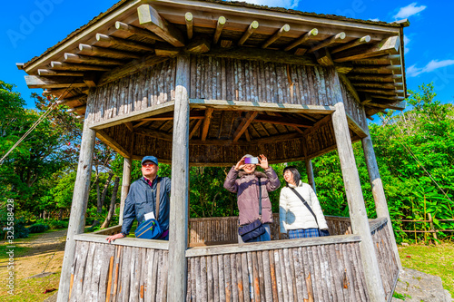 沖縄 識名園の観光をする人々