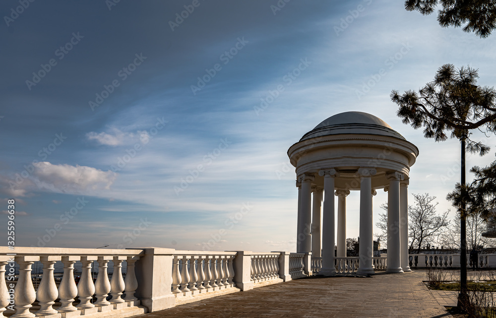 Obraz premium Rotunda on the central embankment of the city of Volgograd against a blue sky