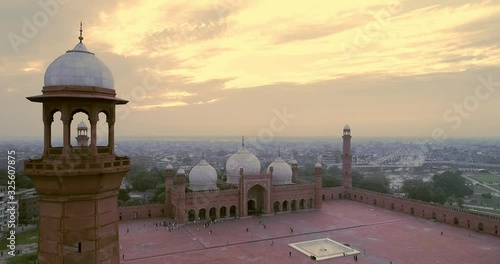 Landmark Emperor's Mosque Badshahi masjid in Lahore, Pakistan photo