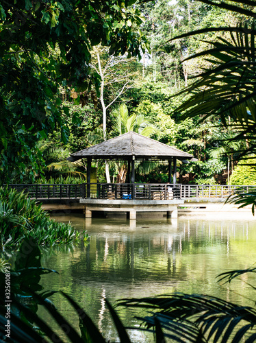 Canvas Print Gazebo at the pond of the Singapore Botanic Gardens