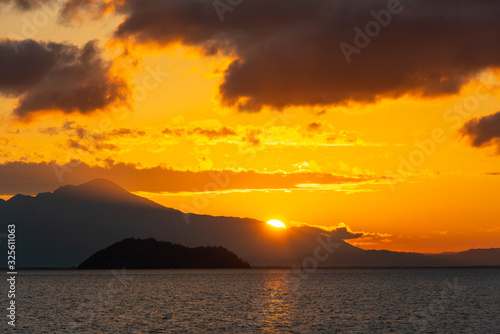 朝の空と琵琶湖の竹島から昇る太陽 © sigmaphoto