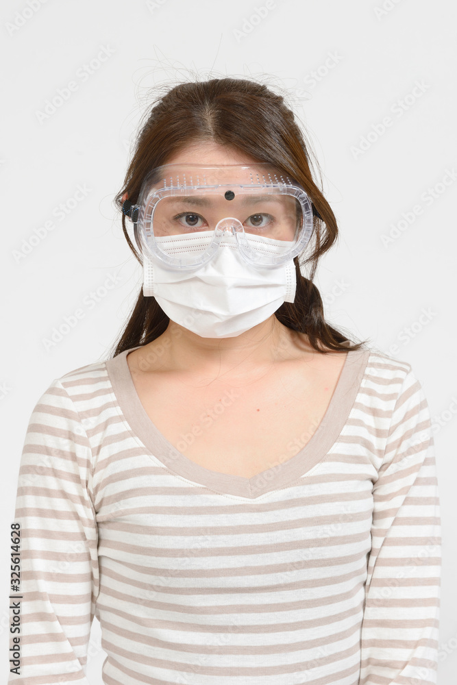 ウイルスに備える若い女性