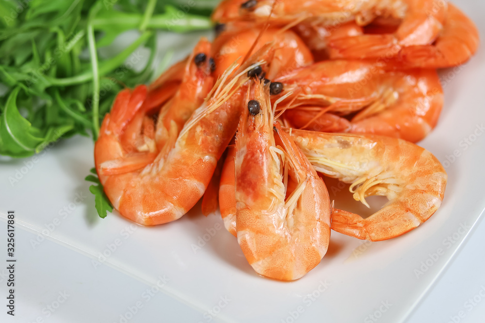 assiette de crevettes roses et salade roquette assiette de crevettes roses et salade roquette