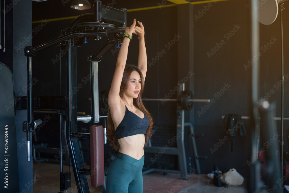 Athletes with beautiful bodies are warm in the fitness center. Athletes with beautiful bodies are warm in the fitness center.