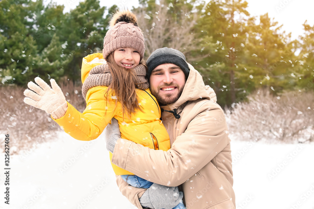 Obraz premium Father with little daughter in park on winter day