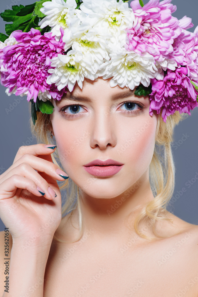 Fototapeta premium lady in a wreath