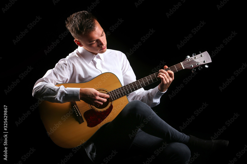 Obraz premium Young men playing the guitar