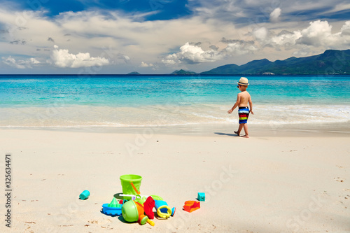 Fototapeta Naklejka Na Ścianę i Meble -  Three year old toddler playing on beach