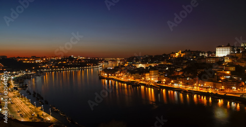 Panorámica de Oporto, Vila Nova de Gaia y la desembocadura del río Douro en Portugal.