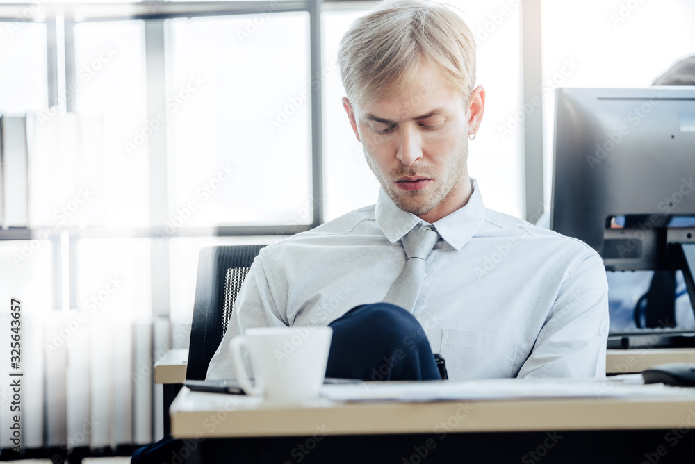 Naklejka premium Business people working in a small office