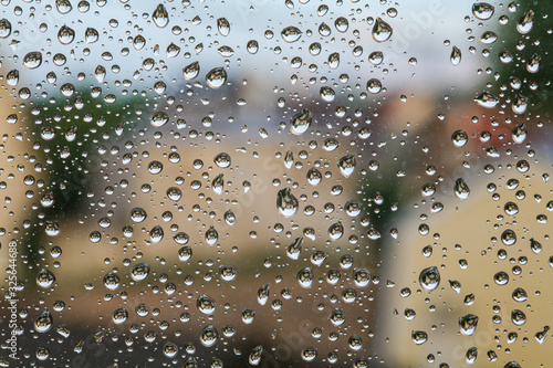 Schilderij op canvas Gouttes d'eau sur la vitre d'une fenêtre