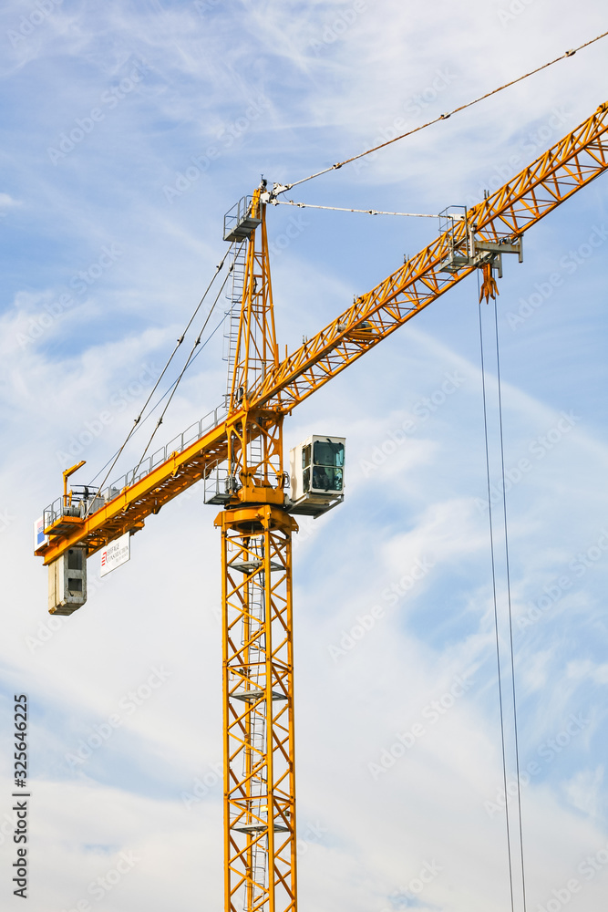 Grue sur un chantier de construction Grue sur un chantier de construction