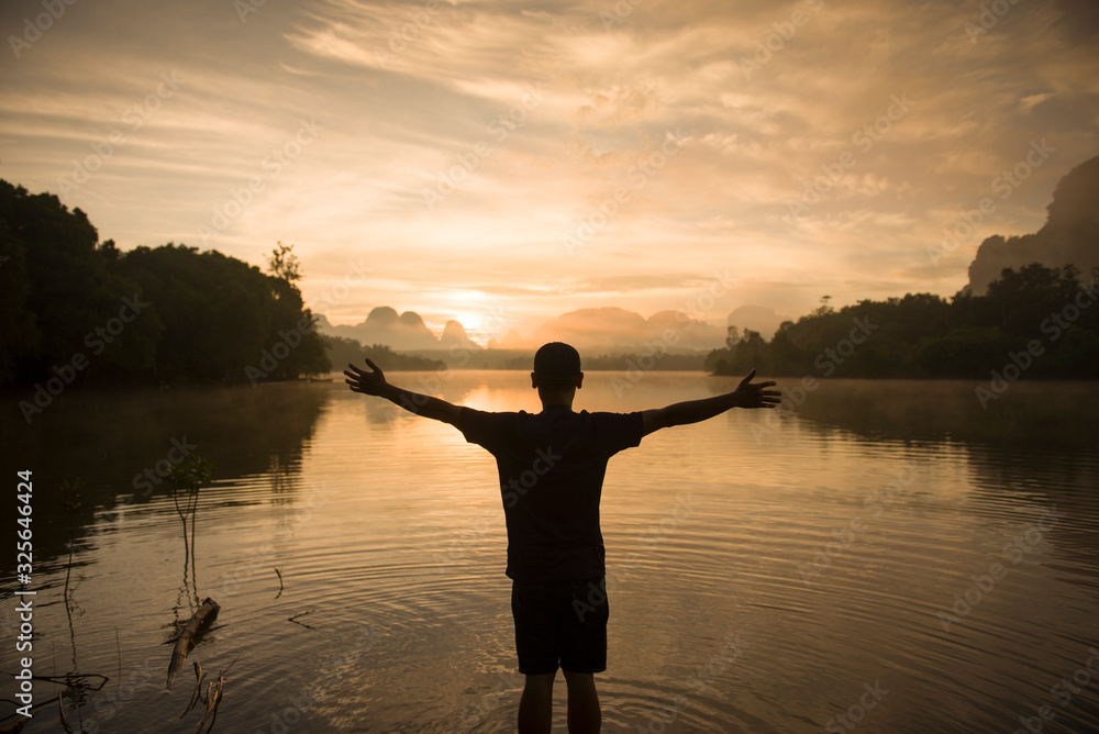 Φωτογραφία Man is enjoy traveling and sightseeing at view Baan Nong Thale in Krabi, Thailand