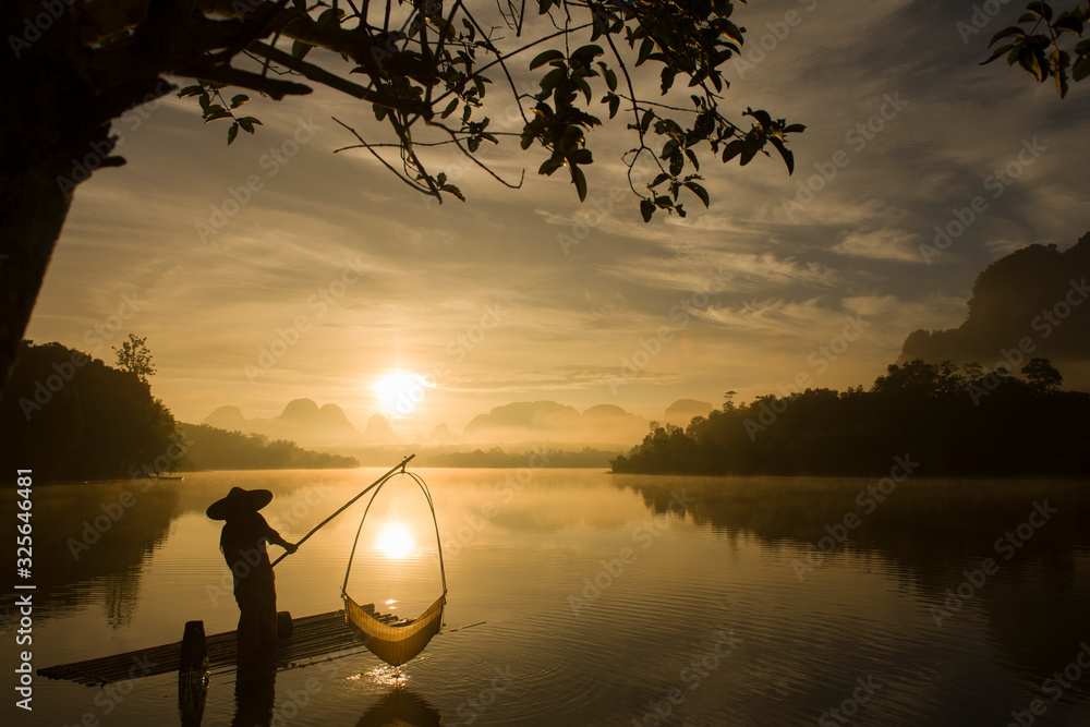 Φωτογραφία Fisherman is fishing at Baan Nong Thale in Krabi, Thailand during sunrise