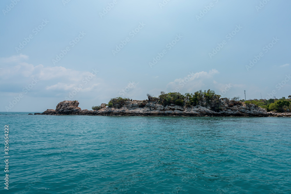 Fototapeta premium beautiful blue sky tropical paradise coast beach ocean summer sea view at PP Island, Krabi, Phuket, Thailand.