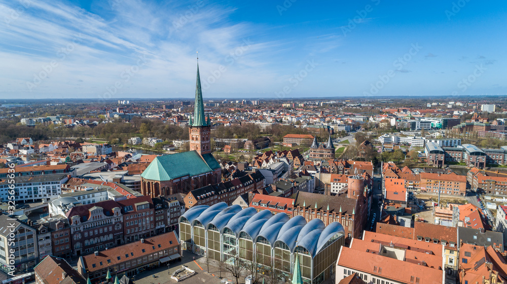 Petrikirche mit Petriturm in der Altstadt von Lübeck
