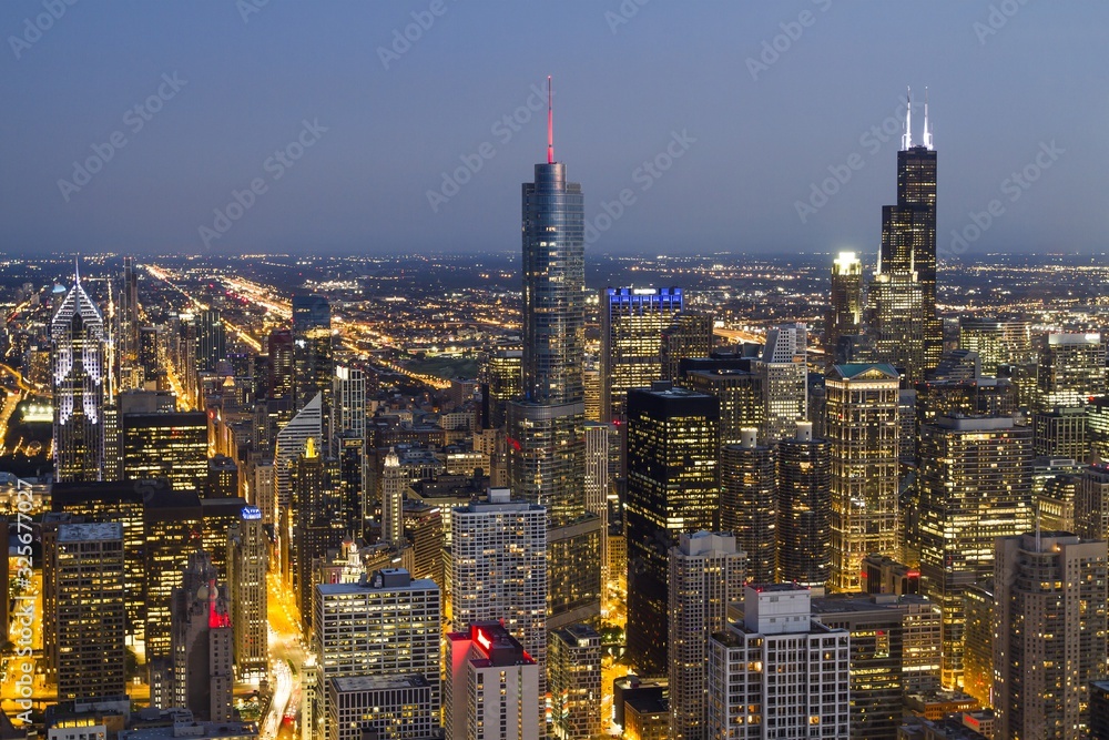 Obraz premium Piękny widok na panoramę Chicago wieczorem, Illinois, USA