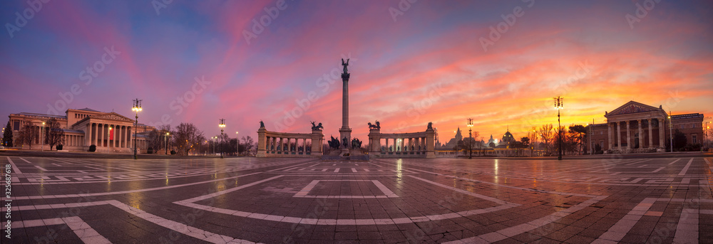 Fototapeta premium Budapest, Hungary. Panoramic cityscape image of the Heroes' Square with the Millennium Monument, Budapest, Hungary during beautiful sunrise.