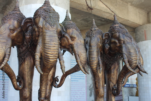 Eine Elefantenfamilie im Buddhistischen Tempel auf Phuket