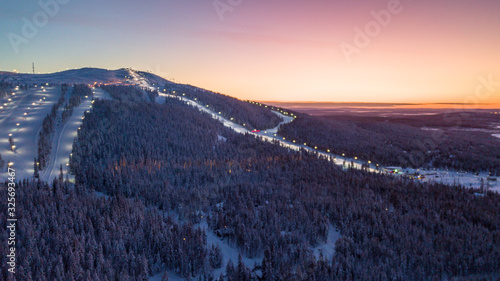 Foto The ski slopes of Levi ski resort at sunrise, Kittilä, Finland