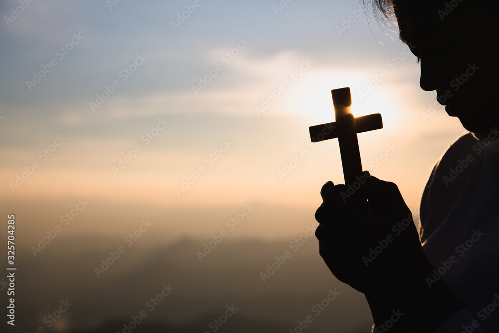 Человек молится. Crucifix plan. Человек перед крестом. Она стояла у креста. Человек перед крестом.